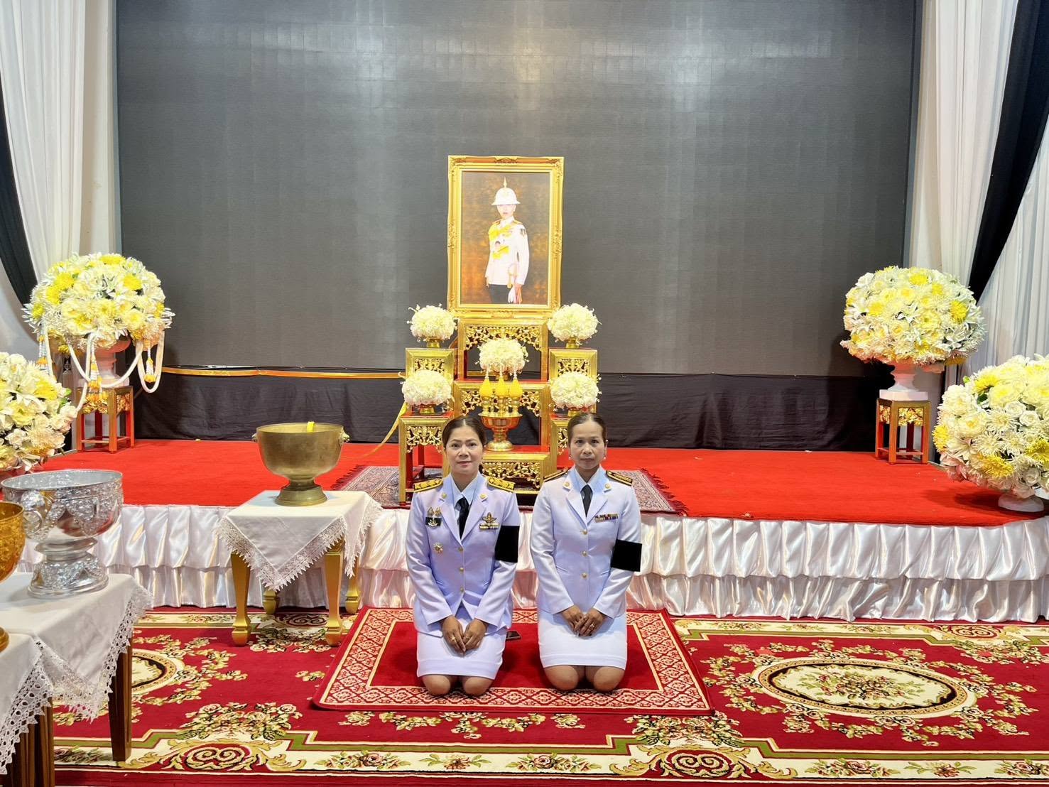 title - ปฏิรูปที่ดินจังหวัดเพชรบุรี พร้อมด้วย เจ้าหน้าที่ ส.ป.ก.เพชรบุรี ร่วมิธีถวายน้ำสรงพระศพเบื้องหน้า พระรูป สมเด็จพระเจ้าลูกเธอ เจ้าฟ้าพัชรกิติยาภา นเรนทิราเทพยวดี กรมหลวงราชสาริณีสิริพัชร มหาวัชรราชธิดา